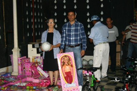 Diputado Carlos Garcia entrega de jueguetes con la Presidenta de la union de juntas de vecinos Moca Milagros Candelier